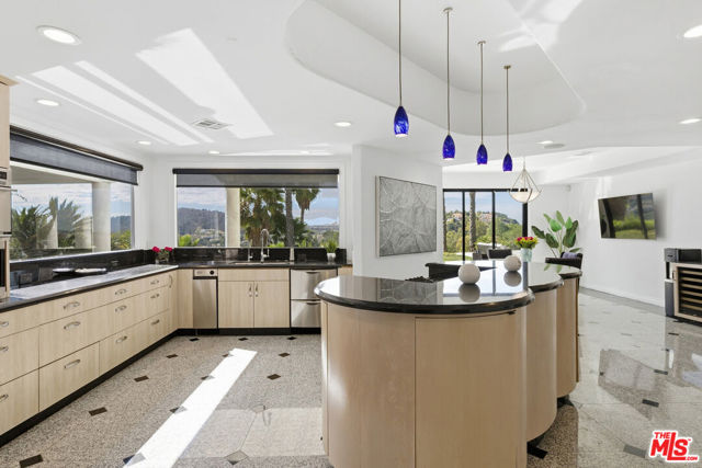24366 La Masina Court, Calabasas CA: https://media.crmls.org/mediaz/5d6a711e-835e-47e2-b8f1-a95ea7aa1495.jpg
