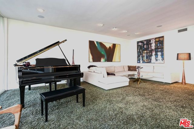 9263 Swallow Drive, Los Angeles CA: https://media.crmls.org/mediaz/5d6a990c-8f3e-467a-9753-f45e5d1ef57b.jpg