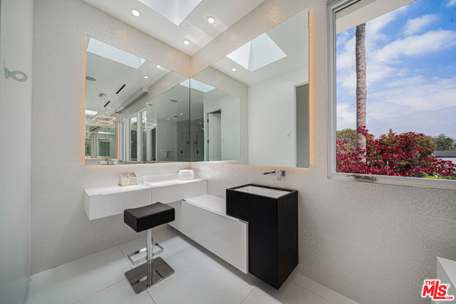 511 N Rexford Drive, Beverly Hills CA: https://media.crmls.org/mediaz/5d6b5c6f-f547-4035-86d4-58d1623d2184.jpg