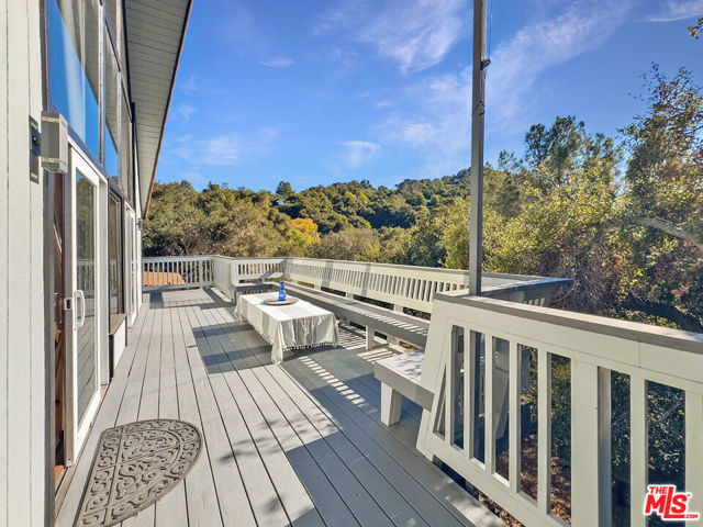 22012 Topanga School Road, Topanga CA: https://media.crmls.org/mediaz/5d6b61cd-1c7b-488a-b7b9-9caf226bb94d.jpg