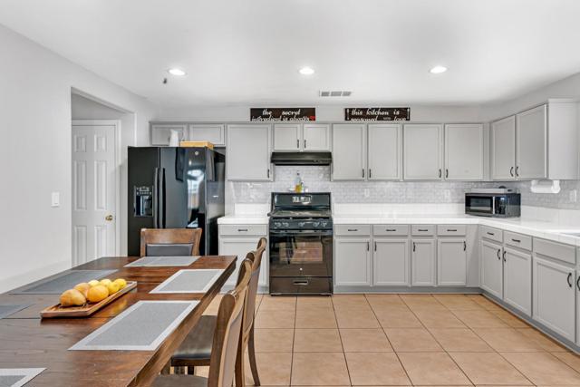 2357 N Rock Creek Drive, Los Banos CA: https://media.crmls.org/mediaz/5d6b9146-3c7d-48bc-a986-cc35450cb975.jpg