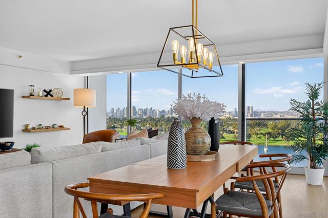 1810 Avenida Del Mundo, Coronado CA: https://media.crmls.org/mediaz/5d6c2ea7-0860-42b4-ad15-19ec2e55c6a5.jpg
