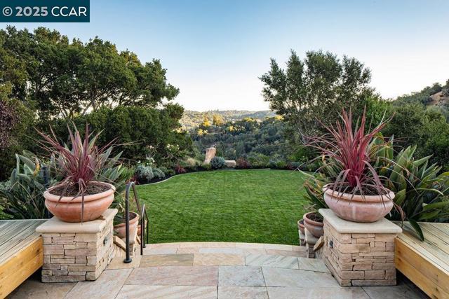 1177 Estates Dr, Lafayette CA: https://media.crmls.org/mediaz/5d6cf16b-e7b6-4151-8440-a8d0a388db52.jpg