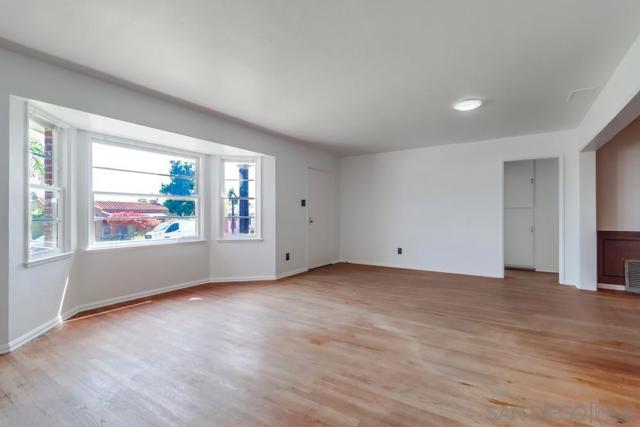 3518 Isla Vista Dr, San Diego CA: https://media.crmls.org/mediaz/5d6d2b0a-2fc4-45d3-9303-241bd05bef61.jpg