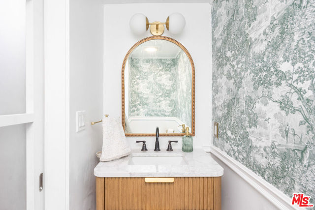 1140 N Formosa Avenue, West Hollywood CA: https://media.crmls.org/mediaz/5d6d79dc-d0da-44bb-857f-201191e61510.jpg