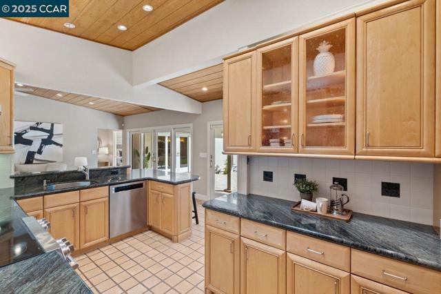 23 Lost Valley Dr, Orinda CA: https://media.crmls.org/mediaz/5d6dc146-6418-4c11-8409-2160db9553b6.jpg