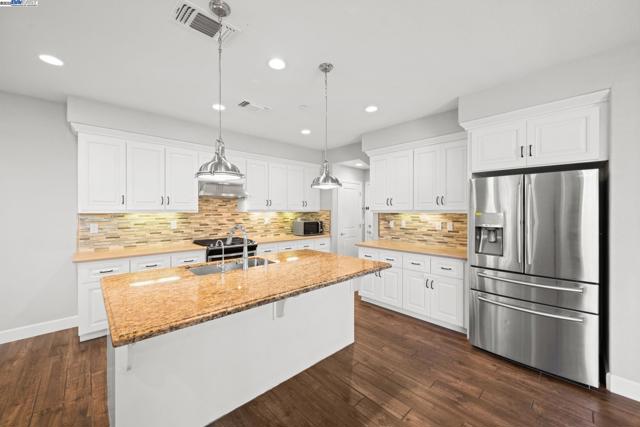 8563 Schooner Way, Newark CA: https://media.crmls.org/mediaz/5d6df292-4106-4ff4-8540-368d6338fbfc.jpg