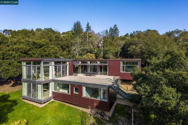 2 Crane Ct, Orinda CA: https://media.crmls.org/mediaz/5d6e027f-d6a4-4b80-9824-307a93daaf05.jpg