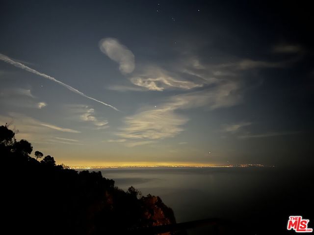 20706 Rockpoint Way, Malibu CA: https://media.crmls.org/mediaz/5d6e75b2-1293-40a9-bb5a-f53710a9733d.jpg