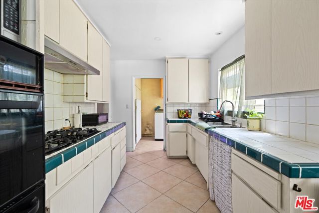 9253 Hayvenhurst Avenue, North Hills CA: https://media.crmls.org/mediaz/5d6ea504-5d8c-4547-aafa-169a3c19ad33.jpg