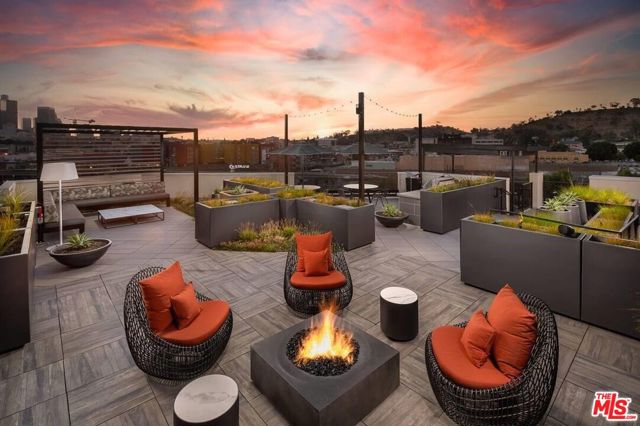 1101 N Main Street, Los Angeles CA: https://media.crmls.org/mediaz/5d6f5945-2a07-4ea6-831b-fef24c4aa250.jpg