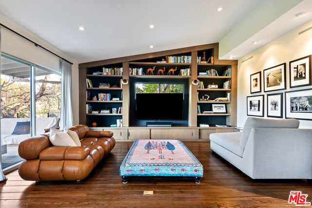 3631 Buena Park Drive, Studio City CA: https://media.crmls.org/mediaz/5d6f8fde-610e-42ca-a0e5-c730ecfdae28.jpg