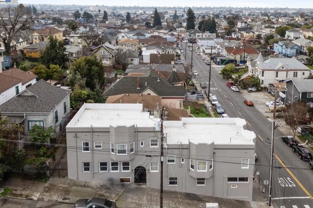 2246 23rd Ave, Oakland CA: https://media.crmls.org/mediaz/5d7000bc-7899-47d3-9976-301aeeb3317a.jpg
