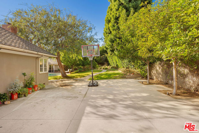 723 N Sierra Drive, Beverly Hills CA: https://media.crmls.org/mediaz/5d70baaa-2e19-4c1c-bffc-14fe7b180384.jpg