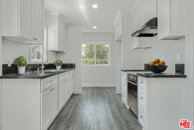 1256 Exposition Boulevard, Los Angeles CA: https://media.crmls.org/mediaz/5d70daed-6b03-4d43-9e6a-12199e782a2a.jpg