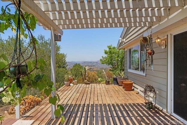30727 Rolling Hills Drive, Valley Center CA: https://media.crmls.org/mediaz/5d711b82-2a0f-4ad5-b099-d518de47af82.jpg