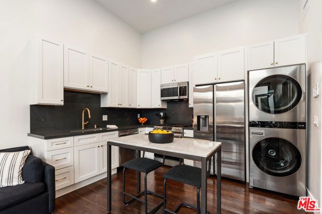 1225 S Cloverdale Avenue, Los Angeles CA: https://media.crmls.org/mediaz/5d714622-bff7-461b-be89-e09531c742e3.jpg