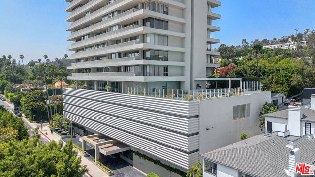 9255 Doheny Road, West Hollywood CA: https://media.crmls.org/mediaz/5d719c20-6e76-4e7a-a3a4-fa171adc8203.jpg
