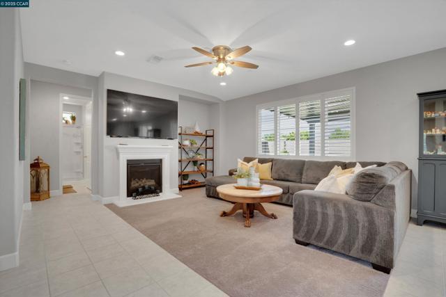 38 Pato Ct, Oakley CA: https://media.crmls.org/mediaz/5d7232df-8d05-4df4-be45-d2a166065813.jpg