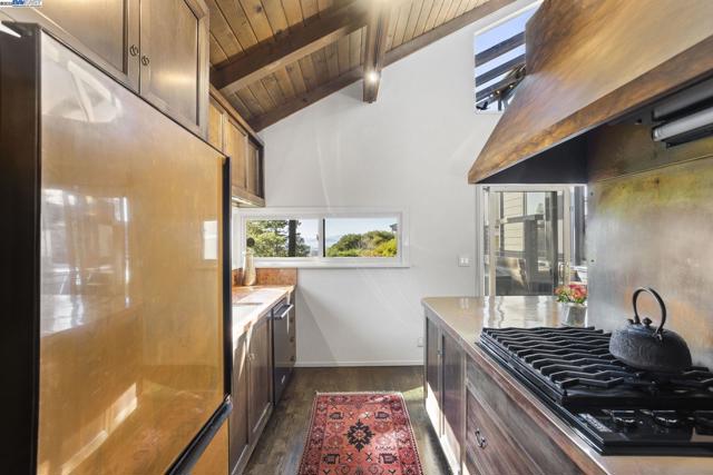 3 Abbott Way, Piedmont CA: https://media.crmls.org/mediaz/5d727941-2ef1-4c0b-939f-50eb3dd922d0.jpg