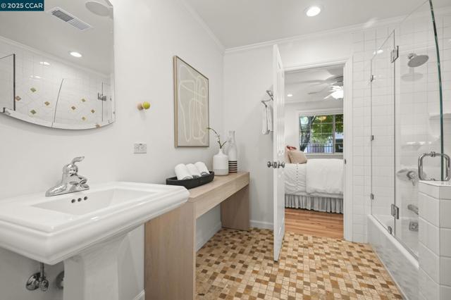 3 Green Valley Ct, Danville CA: https://media.crmls.org/mediaz/5d72b0b1-7877-497f-b9f1-59d535b3816e.jpg