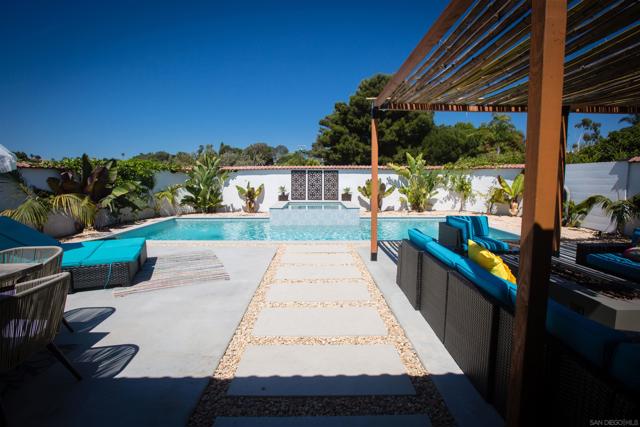1047 Highland Dr, Del Mar CA: https://media.crmls.org/mediaz/5d72fadc-3c9f-424a-9528-3ee86f84b783.jpg