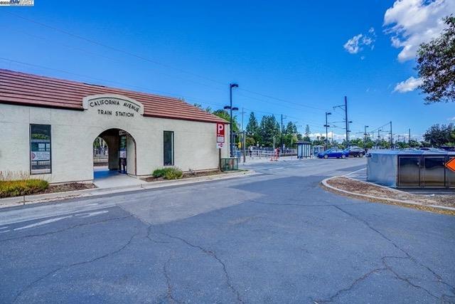 2561 Park Boulevard, Palo Alto CA: https://media.crmls.org/mediaz/5d739150-377e-467e-8449-f89035e8ffba.jpg