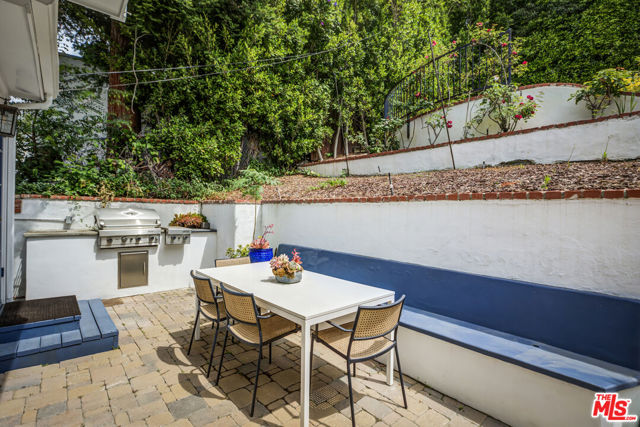 13324 Valley Vista Boulevard, Sherman Oaks CA: https://media.crmls.org/mediaz/5d73e6e5-302c-4dc4-a9a6-3047da32e7ee.jpg