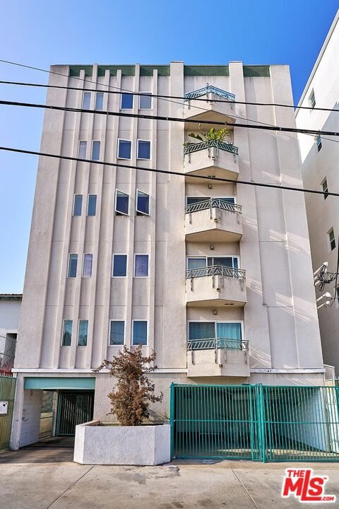 906 S Serrano Avenue, Los Angeles CA: https://media.crmls.org/mediaz/5d740bc8-c8da-4824-a9d0-053157e8051a.jpg