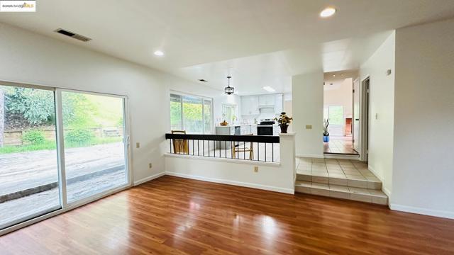 3593 Morningside Dr, Richmond CA: https://media.crmls.org/mediaz/5d7445df-b68d-459f-9fdf-10da7f6dc565.jpg