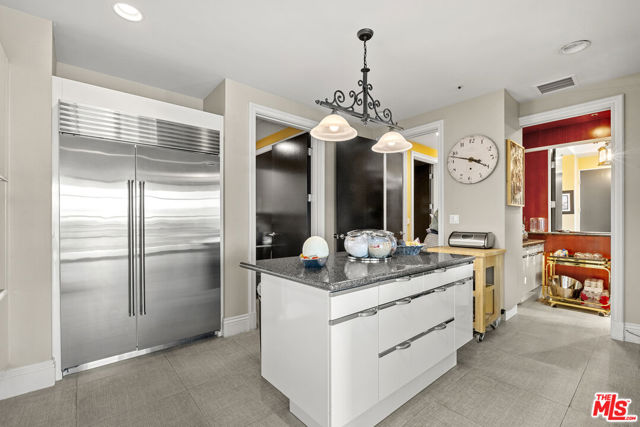 10380 Wilshire Boulevard, Los Angeles CA: https://media.crmls.org/mediaz/5d74b9e1-8748-4beb-bb7d-a3c145d64edc.jpg