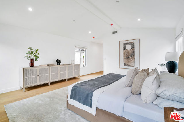 7832 Croydon Avenue, Los Angeles CA: https://media.crmls.org/mediaz/5d753d55-c226-42c9-9068-65d752e5b39f.jpg