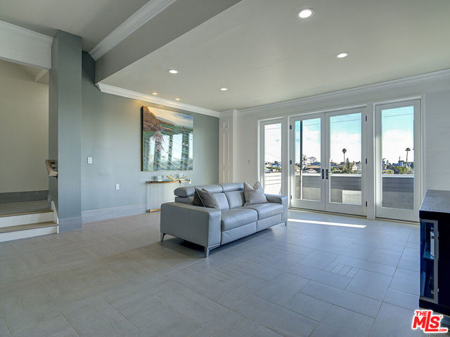 7800 Veragua Drive, Playa del Rey CA: https://media.crmls.org/mediaz/5d759e4f-43db-4b94-b70d-99af0a340cfa.jpg
