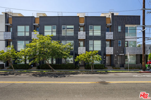 6067 W Studio Court, Los Angeles CA: https://media.crmls.org/mediaz/5d76b79b-f3af-45a0-8c92-0ae84d732d11.jpg