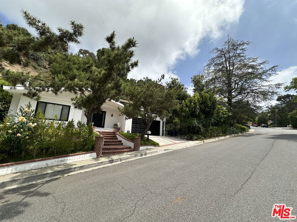 https://media.crmls.org/mediaz/5d775dbf-02a3-4f2c-b813-98cd9ee8e655.jpg?preset=X-Large