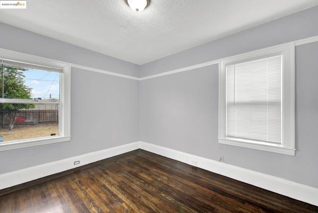 1009 106Th Ave, Oakland CA: https://media.crmls.org/mediaz/5d7c191d-1239-48f8-956a-b05058736ed5.jpg