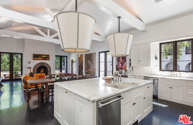 820 N Roxbury Drive, Beverly Hills CA: https://media.crmls.org/mediaz/5d7c1fff-3f31-4bb8-989e-4abe0b165614.jpg