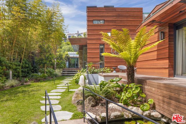 345 W Channel Road, Santa Monica CA: https://media.crmls.org/mediaz/5d7c7140-d237-488e-9318-6d7018518032.jpg