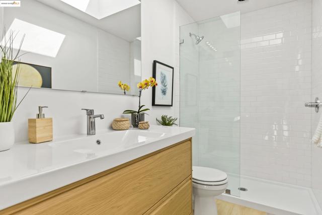4031 Park Blvd, Oakland CA: https://media.crmls.org/mediaz/5d7e74d0-d4f8-4736-9010-e22749c20813.jpg