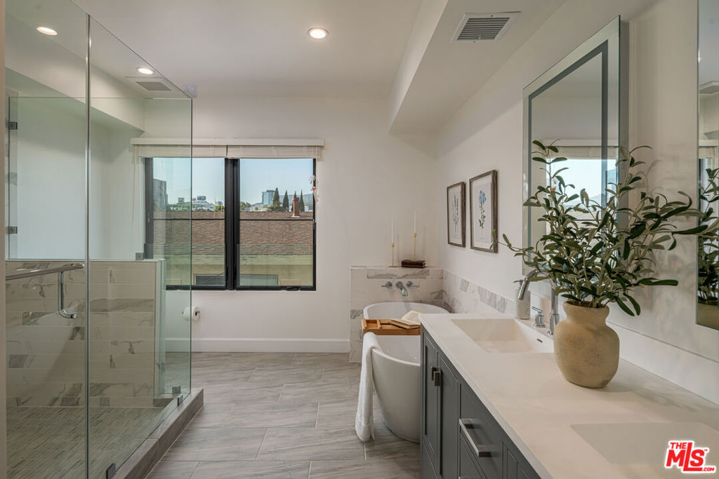 https://media.crmls.org/mediaz/5d7e762d-c3ce-4109-a8e3-431aa7116f8e.jpg?preset=X-Large