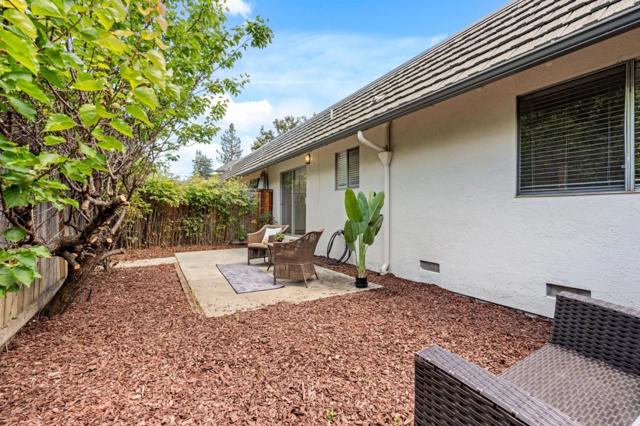 21 Willow Road, Menlo Park CA: https://media.crmls.org/mediaz/5d7e8528-3fad-44c3-9dde-319ec96dc460.jpg