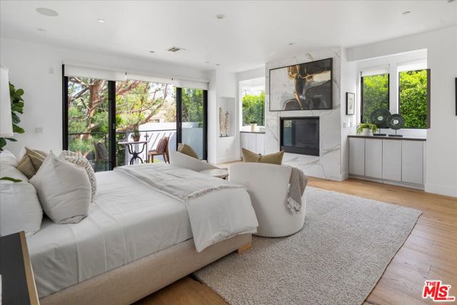 616 N FULLER Avenue, Los Angeles CA: https://media.crmls.org/mediaz/5d7f2d24-ecb9-4722-9eb0-6d6deb1b8d25.jpg