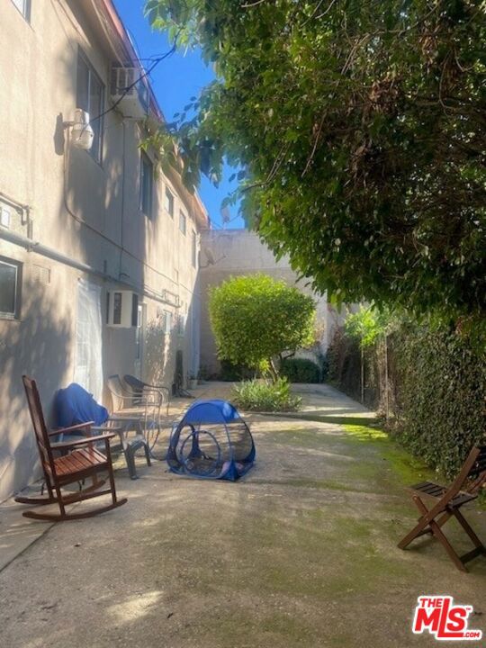 10926 Hortense Street photo 7