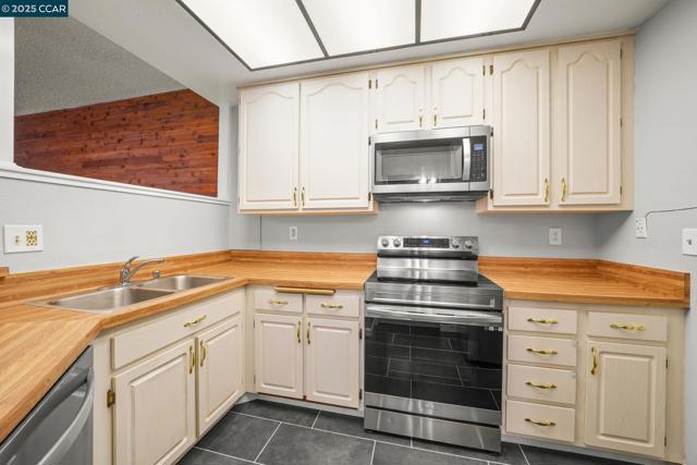 Image 7 of 25 For 25930 Kay Ave  201