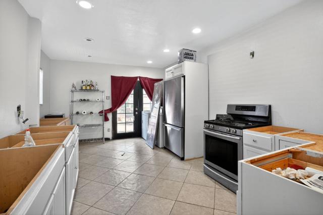 7000 Arthur Street, Oakland CA: https://media.crmls.org/mediaz/5d808b9a-3659-47c3-8b30-dd131ac5c70d.jpg