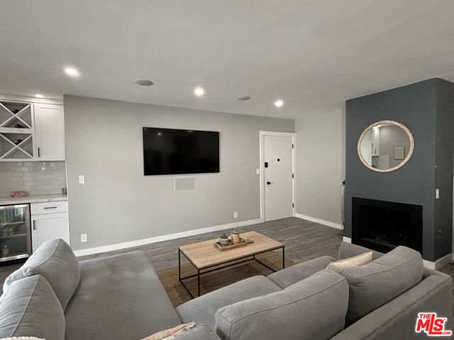 940 7th Street, Santa Monica CA: https://media.crmls.org/mediaz/5d80c249-5248-4b1c-9d08-efbe5a497509.jpg