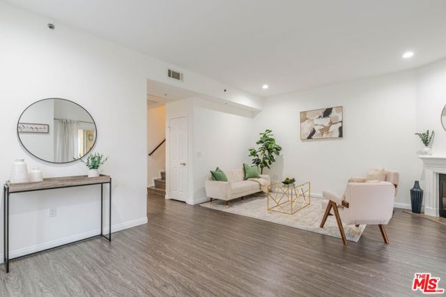 5521 Kester Avenue, Sherman Oaks CA: https://media.crmls.org/mediaz/5d81fae3-21fd-47e8-a61a-ff015b646558.jpg