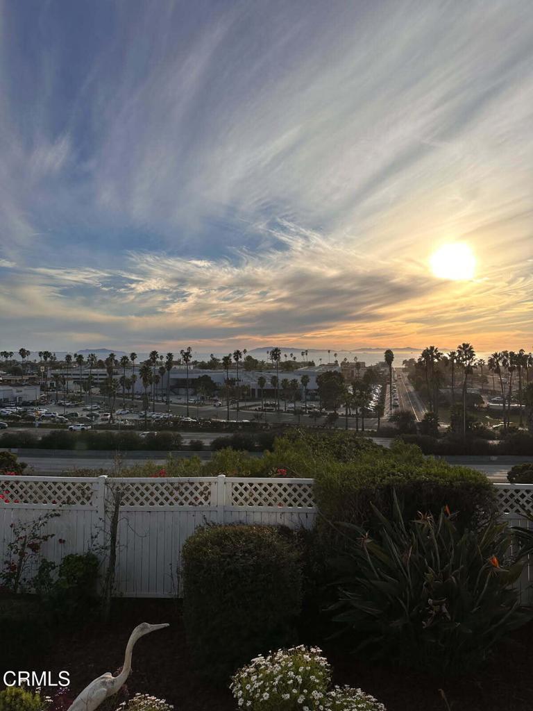 https://media.crmls.org/mediaz/5d83db27-f399-4619-8047-380f38691125.jpg?preset=X-Large
