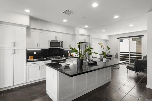 Detail Gallery Image 3 of 57 For 2563 State St, Carlsbad,  CA 92008 - 2 Beds | 2/2 Baths