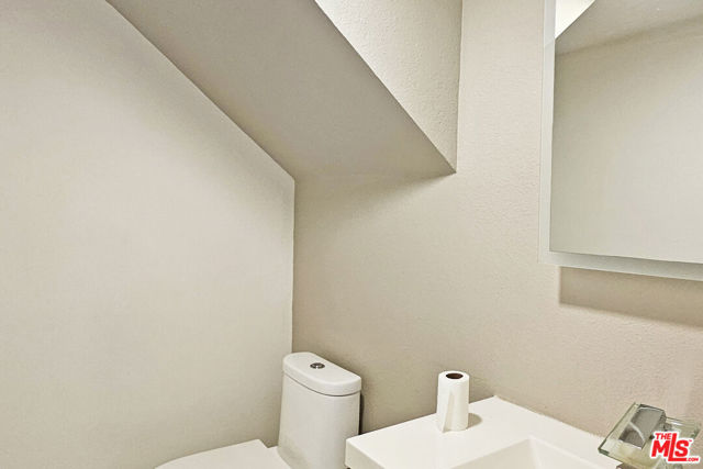 18130 Oxnard Street, Tarzana CA: https://media.crmls.org/mediaz/5d841430-a52e-4ffa-b292-9a9861e654af.jpg